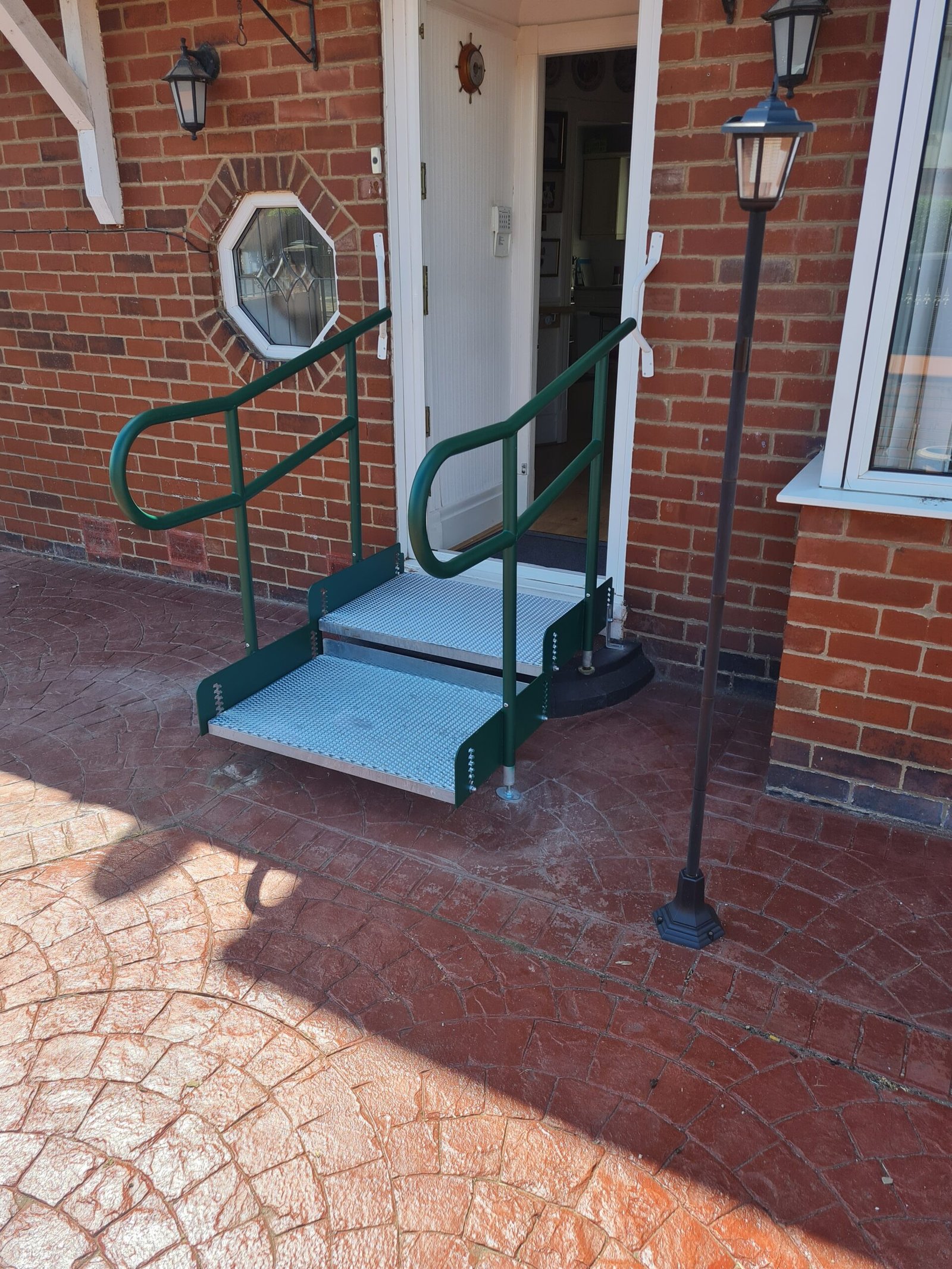 Green step unit with handrail access